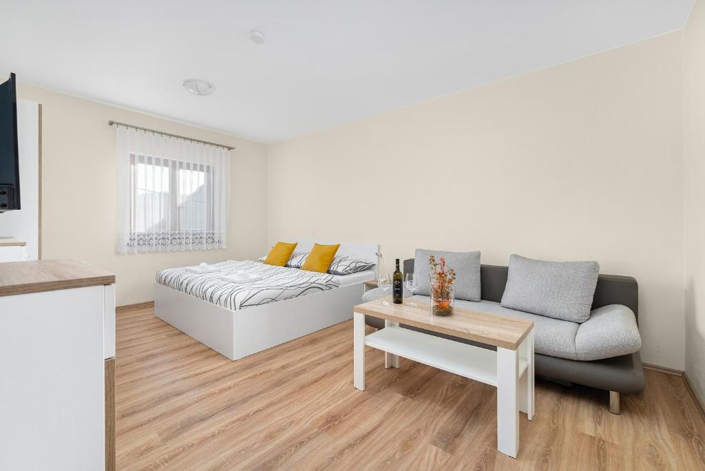 Obývací část s ložnicí apartmánu Nad Šťastným sklepem