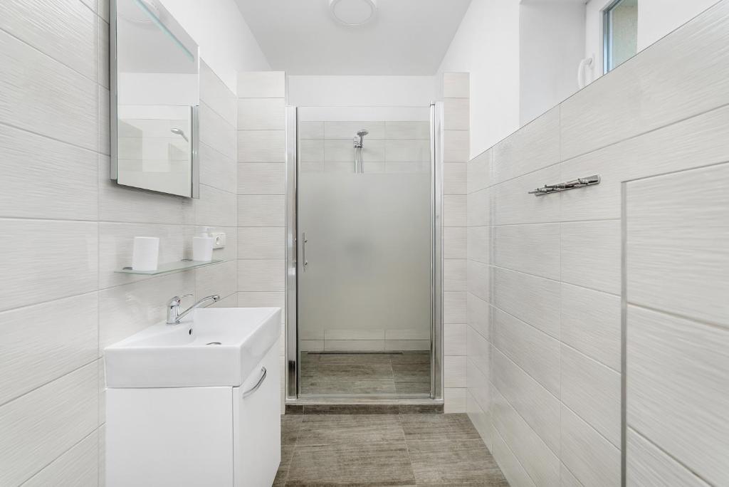 Koupelna apartmánu Nad Šťastným sklepem
