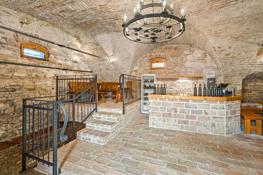 Interiér vinného sklepa se stáčecím barem